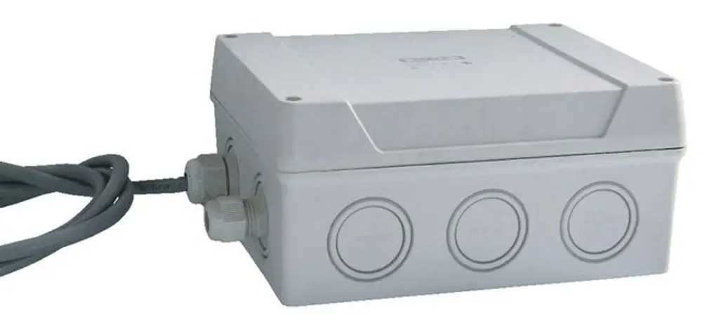 Grau-weißes Verteilgehäuse von Syr mit mehreren Anschlüssen und Kabel. Die Oberseite ist flach und schließt bündig ab. Geeignet für elektrische Verbindungen.